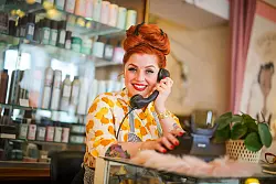 Sie hat zwar auch ein Handy - aber der alte Apparat tut es auch noch. - &copy; Christoph Reichwein/dpa