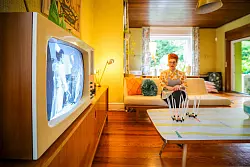 Alles ist knallbunt - aber der alte R&ouml;hrenfernseher kann nur Schwarz-Wei&szlig;. - &copy; Christoph Reichwein/dpa