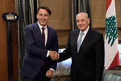 Amos Hochstein (l) bem&uuml;ht sich um eine Eind&auml;mmung des Konflikts zwischen Israel und der libanesischen Schiitenmiliz Hisbollah - hier sch&uuml;ttelt er die Hand von Parlamentspr&auml;sident Nabih Berri. - &copy; Bilal Hussein/AP/dpa