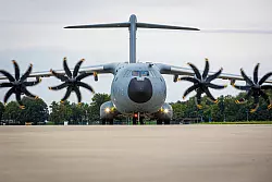 Ein Transportflugzeug brachte die letzten Bundeswehr-Soldaten aus dem westafrikanischen Niger nach Deutschland zurück. - © Moritz Frankenberg/dpa