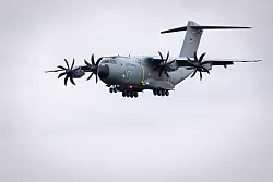 Acht Jahre Einsatz auf dem Bundeswehr-Drehkreuz in Niger sind beendet: Am Freitagabend kehrten zwei Transportmaschinen vom Typ A400M mit bis zuletzt verbliebenen 60 Soldatinnen und Soldaten sowie Material auf den Fliegerhorst Wunstorf in Niedersachsen zurück. - © Moritz Frankenberg/dpa