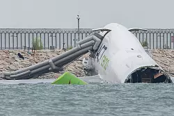 Die Maschine kam aus Dubai. - © Chan Long Hei/AP/dpa