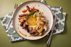 Sanddornh&auml;hnchen gibt es in vielerlei Variationen. Hier ist es mit Sanddorn-Senf-Frischk&auml;se-So&szlig;e, Kartoffel-Sellerie-Stampf sowie Ofengem&uuml;se aus Roter Bete, Karotten und Petersilienwurzel zubereitet. - &copy; Christin Klose/dpa-tmn