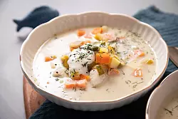 Ob im gut gef&uuml;hrten Imbiss oder gehobenen Restaurant: Fischsuppe bekommt man speziell auf dem Dar&szlig; fast &uuml;berall. Dabei ist die Zubereitung sehr verschieden, mal als ganz klare Variante oder wie in dem Fall s&auml;mig mit Lachs, Kabeljau, Dill, Meerrettich und saurer Sahne. - &copy; Christin Klose/dpa-tmn