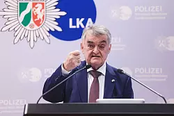 NRW-Innenminister Herbert Reul (CDU) hat das neueste Lagebild zur Clankriminalität vorgestellt. (Archivbild) - © Oliver Berg/dpa