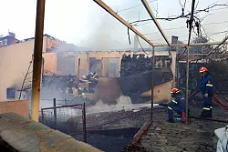 27 Menschen mussten aus ihren H&auml;usern gerettet werden - etliche H&auml;user verbrannten - &copy; Yorgos Karahalis/AP/dpa