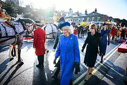 Vor dem militärischen Empfang fuhren Steinmeier und Büdenbender mit ihren Gastgebern per Kutsche durch die Straßen von Windsor. - © Bernd von Jutrczenka/dpa