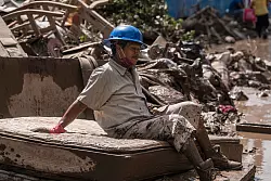 Anwohner brauchen Hilfe, ihre Häuser sind voller Schlamm und Trümmer. - © Felix Marquez/AP/dpa