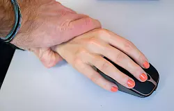 Frauen erleben am Arbeitsplatz häufiger psychische Gewalt als Männer (Symbolbild). - © Julian Stratenschulte/dpa