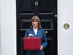 Finanzminister Rachel Reeves hat zugegeben, Wahlversprechen zu brechen. - &copy; James Manning/PA Wire/dpa
