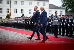 Polens Pr&auml;sident Nawrocki erhielt die volle protokollarische Aufmerksamkeit - &copy; Bernd von Jutrczenka/dpa