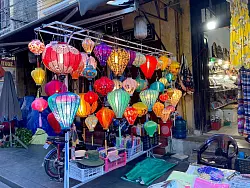 Hoi An ist für seine malerische Altstadt und seine bunten Lampions weltweit berühmt. (Archivbild) - © Carola Frentzen/dpa-tmn