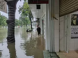 Rekordregen löste das Hochwasser aus. - © Hoang Le Y Minh/dpa