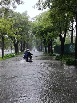 Die Behörden warnten vor Sturzfluten. - © Hoang Le Y Minh/dpa
