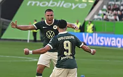 Wolfsburger Jubel: Mohamed Amoura (vorn) und Kilian Fischer nach dem Tor zum 1:1. - © dpa