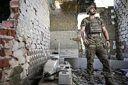 Ein Luftaufkl&auml;rer der 148. separaten Artilleriebrigade der ukrainischen Luftangriffstruppen steht neben einer zerlegten Drohne in der Region Donezk in der Ostukraine. - &copy; Uncredited/Ukrinform/dpa