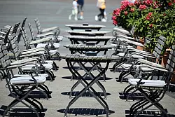 In der Gastronomie wird deutlich weniger Bier getrunken. (Symbolbild) - &copy; Federico Gambarini/dpa