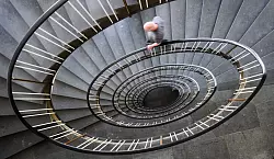 Wendeltreppe abw&auml;rts - wenn der eigene Perfektionismus f&uuml;r massiven Stress sorgt. (Symbolbild) - &copy; Julian Stratenschulte/dpa