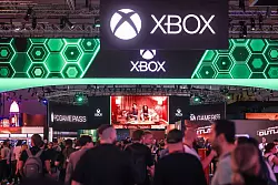 Menschen warten vor dem Gamescom-Stand von Microsoft Xbox. - &copy; Oliver Berg/dpa