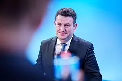 Hubertus Heil wirft Carsten Linnemann Beledigung der Menschen vor. - © Michael Kappeler/dpa