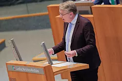 Der nordrhein-westfälische AfD-Landtagsabgeordnete Markus Wagner sieht die «Brandmauer» der Union zu seiner Partei eingestürzt. - © Rolf Vennenbernd/dpa