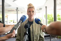 Linda Dallmann spricht nach der Ankunft in Zürich. - © Sebastian Christoph Gollnow/dpa