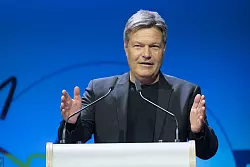 Will die Nachfrage nach Elektroautos ankurbeln: Minister Habeck. - © Sebastian Gollnow/dpa