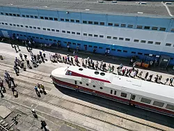 Der restaurierte SVT G&ouml;rlitz steht auf dem Werksgel&auml;nde der VIS (Verkehrs Industrie Systeme GmbH) in Halberstadt. - &copy; Matthias Bein/dpa