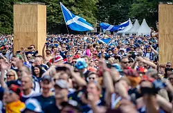 Tausende schottische Fans waren 2024 bei der EM in Deutschland, um ihr Team zu unterst&uuml;tzen. (Archivfoto) - &copy; Christoph Schmidt/dpa
