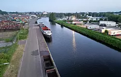 Das Auto wurde im Kanal von Winschoten nahe der deutschen Grenze entdeckt. - © Lars Penning/dpa