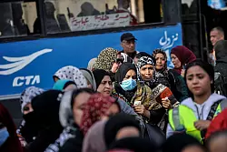 Schlangestehen vorm Wahllokal: 67 von 109 Millionen Einwohnern sind aufgerufen, ihre Stimme abzugeben. - &copy; Mohamed Shokry/dpa