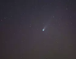 Der Komet «Lemmon» am Nachthimmel - © Patrick Pleul/dpa