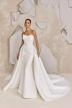 Vom Altar auf die Tanzfläche: Mit 2-in-1-Kleidern können Bräute am Hochzeitstag raffiniert ihren Look wechseln. Etwa mit einer abnehmbaren Schleppe wie von Justin Alexander Signature. - © Justin Alexander Signature/dpa-tmn