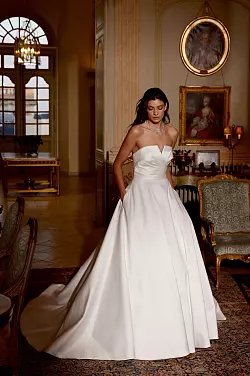 Hochzeitskleider im Clean-Chic-Stil wie von Justin Alexander liegen im Trend. Klare Linien ohne Stickereien und Applikationen machen den Look zeitlos. - © Justin Alexander/dpa-tmn