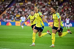 Kapitänin Kosovare Asllani (l) bejubelt das erste Tor gegen England. - © Sebastian Christoph Gollnow/dpa