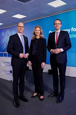 Der Vorstand des Energiekonzerns RWE: Markus Krebber (r), Vorstandsvorsitzender der RWE AG, Michael Müller, Finanzvorstand, und Katja van Doren, Personalvorständin. - © Rolf Vennenbernd/dpa