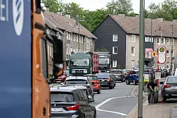 Eine regelrechte Verkehrslawine qu&auml;lte sich vier Jahre lang mitten durch L&uuml;denscheid. (Archivbild) - &copy; Bernd Thissen/dpa