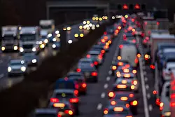 Der Weg zum Weihnachtsbaum f&uuml;hrt f&uuml;r viele &uuml;ber die Autobahnen. Dort soll es in diesem Jahr aber nicht allzu voll werden. (Symbolbild) - &copy; Moritz Frankenberg/dpa