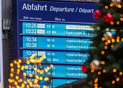 Auch die Bahn erwartet, dass sich der Andrang auf die Tage vor Heiligabend verteilt. (Symbolbild) - &copy; Andreas Arnold/dpa