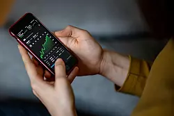 Nur eine knappe Mehrheit der 18- bis 30-J&auml;hrigen kennt sich nach eigener Einsch&auml;tzung mit Finanzen aus. (Symbolbild) - &copy; Fabian Sommer/dpa/dpa-tmn