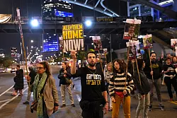 Angehörige von Geiseln in Tel Aviv demonstrieren seit Monaten für deren Freilassung. - © Ohad Zwigenberg/AP/dpa