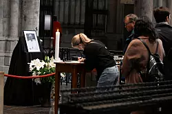 Im Kölner Dom kondolierten viele Gläubige. - © Roberto Pfeil/dpa