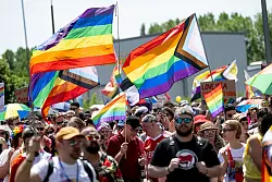 Die Paraden im Pride Month sind der rechten Szene ein Dorn im Auge. - © Fabian Sommer/dpa