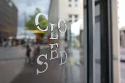 Das Markenlogo ist auf einem Schaufenster zu sehen. - © Marcus Brandt/dpa