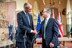 Der Vertrag umfasst 27 Seiten und wird von einem Aktionsplan mit 17 Punkten flankiert. - © Michael Kappeler/dpa