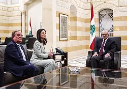 Schnuppert internationales Parkket: Armin Laschet auf der Reise mit Annalena Baerbock. (Archivbild) - © Hannes P. Albert/dpa