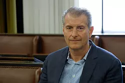 Stephan Hensel, der Ex-Mann von Christina Block, wird vor Gericht von ihrem Verteidiger befragt. - © Georg Wendt/dpa