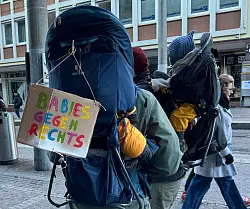 Demonstranten in Freiburg. - © Valentin Gensch/dpa