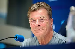 VfL Bochums Trainer Dieter Hecking lächelt trotz akuter Abstiegssorgen. - © Bernd Thissen/dpa