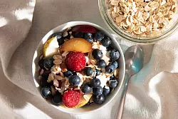 Leicht verdauliche Kohlenhydrate, etwa aus Haferflocken, stellen dem K&ouml;rper rasch Energie bereit. - &copy; Anna Hirte/dpa-tmn